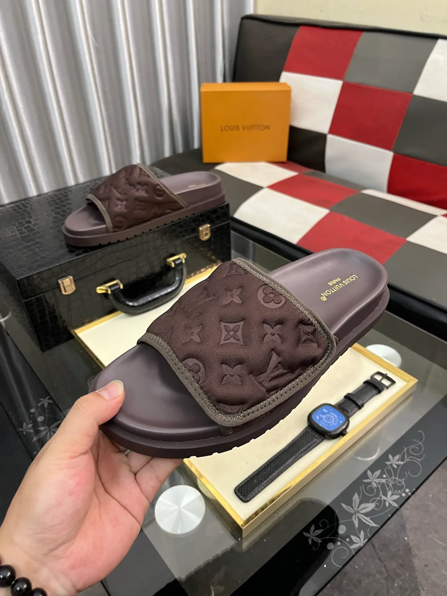 Men's men's shoes💰320⌚️⌚️[Louis Vuitton LV slippers] (high-end cowhide) counter 1:1 fashion style summer must-have! The designer used LV’s iconic outsole. The original simple slippers instantly become fashionable! The upper is made of flexible special cowhide leather straps alternately, and the workmanship is exquisite! A must-have for stylish men in summer, size 38-44